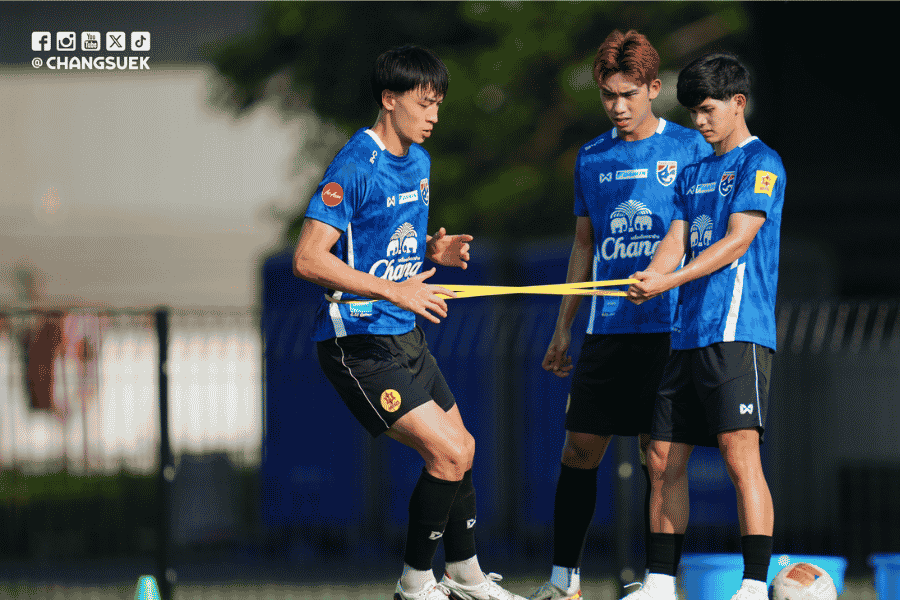 โค้ชวัง กับภารกิจปั้นช้างศึก U23 ยุคใหม่ ก่อนบททดสอบใหญ่สู่เอเชียนเกมส์ 2026
ฟุตบอลทีมชาติไทย รุ่นอายุไม่เกิน 23 ปี กำลังกลายเป็นทีมที่ถูกจับตามองมากที่สุดทีมหนึ่งของวงการลูกหนังไทยในเวลานี้ หลังจากสมาคมกีฬาฟุตบอลแห่งประเทศไทยฯ เดินหน้าเตรียมทีมอย่างจริงจังสำหรับเป้าหมายสำคัญอย่างการแข่งขันเอเชียนเกมส์ 2026 ที่ประเทศญี่ปุ่น โดยการเข้ามาของ “โค้ชวัง” ธวัชชัย ดำรงอ่องตระกูล ถือเป็นจุดเริ่มต้นของการเปลี่ยนผ่านครั้งสำคัญของฟุตบอลไทยในระดับเยาวชนสู่ทีมชาติชุดใหญ่ หลายฝ่ายมองว่า นี่ไม่ใช่เพียงการรวมตัวเพื่ออุ่นเครื่องตามปฏิทินฟีฟ่า เดย์ แต่คือการสร้างรากฐานใหม่ให้กับช้างศึกในอนาคต เมื่อทีมงานสตาฟฟ์เริ่มให้ความสำคัญทั้งเรื่องแท็คติก วิทยาศาสตร์การกีฬา และการคัดเลือกนักเตะที่มีศักยภาพจากทั้งไทยลีกและต่างประเทศเข้ามาแข่งขันกันอย่างจริงจัง การเรียกตัวครั้งนี้ยังเต็มไปด้วยนักเตะดาวรุ่งที่กำลังแจ้งเกิดในระดับสโมสร หลายคนถูกยกให้เป็นอนาคตของทีมชาติไทยชุดใหญ่ ทำให้กระแสความคาดหวังจากแฟนบอลเพิ่มขึ้นอย่างต่อเนื่อง เพราะนี่อาจเป็นทีมชาติไทย U23 ชุดที่มีศักยภาพมากที่สุดชุดหนึ่งในรอบหลายปี หากสามารถพัฒนาได้ตามแผนที่วางไว้
ขณะเดียวกัน ความน่าสนใจของทีมชุดนี้ไม่ได้อยู่เพียงแค่รายชื่อนักเตะหรือชื่อของกุนซือเท่านั้น แต่ยังรวมถึงแนวทางการเตรียมทีมที่แตกต่างจากอดีตอย่างชัดเจน โดยเฉพาะโปรแกรมอุ่นเครื่องคุณภาพสูงกับทีมระดับหัวแถวของเอเชียอย่าง เกาหลีใต้ U23 และ ยูเออี U23 ซึ่งถูกมองว่าเป็นบททดสอบสำคัญก่อนเข้าสู่การแข่งขันจริง หลายฝ่ายมองว่าการเลือกเจอคู่แข่งระดับนี้สะท้อนวิสัยทัศน์ใหม่ของฟุตบอลไทยที่ต้องการยกระดับมาตรฐานนักเตะให้เร็วที่สุด และสร้างความคุ้นเคยกับเกมระดับเอเชียที่มีความเข้มข้นสูงขึ้นทุกปี ซึ่งแนวทางดังกล่าวยังสอดคล้องกับบทวิเคราะห์ โค้ชวัง เรียกแข้ง U23 รายงานตัว อุ่นเกาหลีใต้-ยูเออีก่อนลุยเอเชียนเกมส์ 2026 ที่กำลังได้รับความสนใจจากแฟนบอลทั่วประเทศอย่างมากในช่วงเวลานี้ เพราะหลายคนเชื่อว่า การเตรียมทีมครั้งนี้อาจเป็นจุดเริ่มต้นของ “ช้างศึกยุคใหม่” ที่พร้อมกลับมาท้าทายทีมชั้นนำของเอเชียอีกครั้ง และอาจกลายเป็นรากฐานสำคัญของทีมชาติไทยในอีกหลายปีข้างหน้า
โค้ชวัง กับภารกิจสร้างทีมชาติไทย U23 ให้แข็งแกร่งกว่าเดิม
การเข้ามารับงานคุมทีมชาติไทย U23 ของโค้ชวัง ไม่ได้ถูกมองว่าเป็นเพียงการเปลี่ยนตัวหัวหน้าผู้ฝึกสอน แต่เป็นการเริ่มต้นยุคใหม่ของฟุตบอลไทยในระดับรากฐานด้วยเช่นกัน ด้วยประสบการณ์ที่ผ่านงานทั้งในระดับสโมสรและทีมชาติ ทำให้เจ้าตัวเข้าใจธรรมชาติของนักเตะไทยเป็นอย่างดี และรู้ว่าจุดอ่อนสำคัญของฟุตบอลไทยในช่วงหลายปีที่ผ่านมา คือการขาดความต่อเนื่องในการพัฒนาผู้เล่นจากเยาวชนสู่ทีมชาติชุดใหญ่
เป้าหมายสำคัญของทีมชุดนี้คือการเตรียมความพร้อมสำหรับเอเชียนเกมส์ 2026 ซึ่งถือเป็นเวทีสำคัญที่หลายชาติในเอเชียใช้เป็นพื้นที่พัฒนานักเตะก่อนก้าวสู่ทีมชาติชุดใหญ่ โดยโค้ชวังเน้นชัดเจนว่าการเก็บตัวครั้งนี้ไม่ใช่เพียงเพื่อดูผลงานระยะสั้น แต่ต้องการสร้างแกนหลักระยะยาวให้กับฟุตบอลไทยด้วย
เกมอุ่นเครื่องกับเกาหลีใต้และยูเออี คือคำตอบของการพัฒนา
หนึ่งในเหตุผลที่ทีมชาติไทย U23 ได้รับความสนใจอย่างมาก คือโปรแกรมอุ่นเครื่องระดับคุณภาพที่ถูกวางไว้ในช่วงฟีฟ่า เดย์ เดือนมิถุนายน 2569 โดยไทยมีคิวพบกับทีมชาติเกาหลีใต้ U23 และยูเออี U23 ซึ่งถือเป็นสองชาติที่มีมาตรฐานฟุตบอลระดับสูงของทวีปเอเชีย
สำหรับเกาหลีใต้ จุดเด่นคือสปีดเกม ความแข็งแกร่งทางร่างกาย และวินัยทางแท็คติก ซึ่งเป็นสิ่งที่นักเตะไทยต้องพัฒนาอย่างต่อเนื่อง ขณะที่ยูเออีจะมอบบทเรียนอีกแบบหนึ่ง เพราะฟุตบอลตะวันออกกลางเน้นพละกำลัง การเล่นลูกกลางอากาศ และความสามารถเฉพาะตัวของนักเตะในพื้นที่สุดท้าย
การเจอกับคู่แข่งที่มีสไตล์แตกต่างกันภายในช่วงเวลาเดียวกัน จึงเป็นโอกาสสำคัญที่ช่วยให้ทีมงานสตาฟฟ์ประเมินศักยภาพของนักเตะได้อย่างชัดเจนมากขึ้น รวมถึงทดลองระบบการเล่นหลายรูปแบบก่อนเข้าสู่รายการจริง
ดาวรุ่งไทยลีกและแข้งต่างแดน กำลังสร้างการแข่งขันภายในทีม
อีกหนึ่งสิ่งที่น่าสนใจคือการผสมผสานระหว่างนักเตะดาวรุ่งจากไทยลีกกับผู้เล่นที่กำลังพัฒนาฝีเท้าในต่างประเทศ ทำให้การแข่งขันภายในทีมชาติไทย U23 เข้มข้นกว่าหลายปีที่ผ่านมา
รายชื่อ 26 นักเตะที่ถูกเรียกเข้ามาเก็บตัวในครั้งนี้มีทั้งผู้เล่นที่ทำผลงานโดดเด่นในไทยลีก และดาวรุ่งที่ได้รับโอกาสในต่างแดน ซึ่งหลายคนถูกมองว่าอาจก้าวขึ้นมาเป็นกำลังหลักของทีมชาติไทยชุดใหญ่ในอนาคต
การแข่งขันภายในทีมถือเป็นสิ่งที่ฟุตบอลไทยขาดหายไปในอดีต เพราะเมื่อมีผู้เล่นฝีเท้าใกล้เคียงกันหลายคน ทุกตำแหน่งจะต้องแย่งชิงโอกาสลงสนามอย่างเต็มที่ ส่งผลให้มาตรฐานของทีมโดยรวมสูงขึ้นตามไปด้วย
วิทยาศาสตร์การกีฬา กุญแจสำคัญของฟุตบอลยุคใหม่
นอกจากเรื่องแท็คติกแล้ว ทีมงานของโค้ชวังยังให้ความสำคัญกับการเตรียมสภาพร่างกายอย่างจริงจัง โดยมีการตรวจสมรรถภาพ วิเคราะห์ข้อมูลร่างกาย และวางโปรแกรมฝึกซ้อมที่สอดคล้องกับมาตรฐานฟุตบอลสมัยใหม่
แนวทางดังกล่าวสะท้อนให้เห็นว่าฟุตบอลไทยเริ่มให้ความสำคัญกับรายละเอียดมากขึ้น ไม่ใช่เพียงแค่การฝึกซ้อมในสนาม แต่รวมถึงเรื่องโภชนาการ การฟื้นฟูร่างกาย และการป้องกันอาการบาดเจ็บ ซึ่งเป็นองค์ประกอบสำคัญของฟุตบอลระดับสูงในปัจจุบัน
ช้างศึก U23 จุดเริ่มต้นของยุคใหม่ฟุตบอลไทย
หากมองภาพรวมทั้งหมด จะเห็นได้ว่าการเตรียมทีมของทีมชาติไทย U23 ภายใต้การนำของโค้ชวัง กำลังเดินไปในทิศทางที่น่าสนใจอย่างมาก ทั้งในเรื่องการเลือกคู่แข่งอุ่นเครื่อง การสร้างการแข่งขันภายในทีม และการนำวิทยาศาสตร์การกีฬาเข้ามาช่วยพัฒนาผู้เล่น
แน่นอนว่าเส้นทางสู่ความสำเร็จยังอีกยาวไกล เพราะฟุตบอลเอเชียพัฒนาอย่างรวดเร็วในทุกปี แต่สิ่งที่แฟนบอลเริ่มมองเห็นคือความพยายามในการวางรากฐานระยะยาวอย่างจริงจัง หากทีมชุดนี้สามารถรักษาทิศทางการพัฒนาได้ต่อเนื่อง เอเชียนเกมส์ 2026 อาจไม่ใช่เพียงรายการแข่งขันธรรมดา แต่จะกลายเป็นเวทีแจ้งเกิดของช้างศึกเจเนอเรชันใหม่ที่พร้อมยกระดับฟุตบอลไทยกลับสู่การเป็นหนึ่งในทีมชั้นนำของเอเชียอีกครั้งในอนาคตอันใกล้